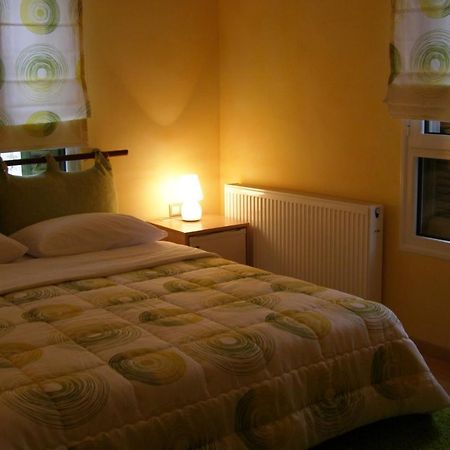 Room "Honeybee" In A Neoclassical House Kasztoriá Kültér fotó