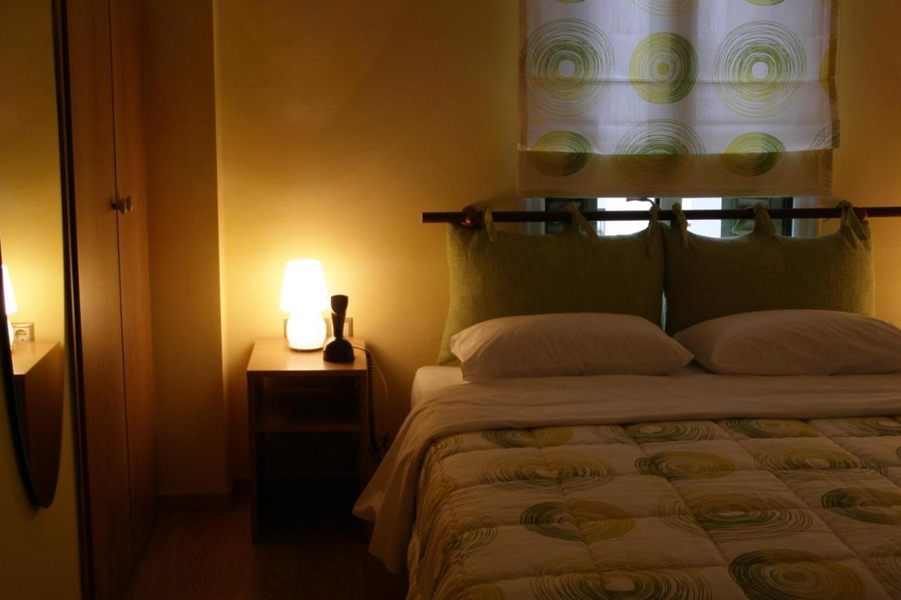 Room "Honeybee" In A Neoclassical House Kasztoriá Kültér fotó