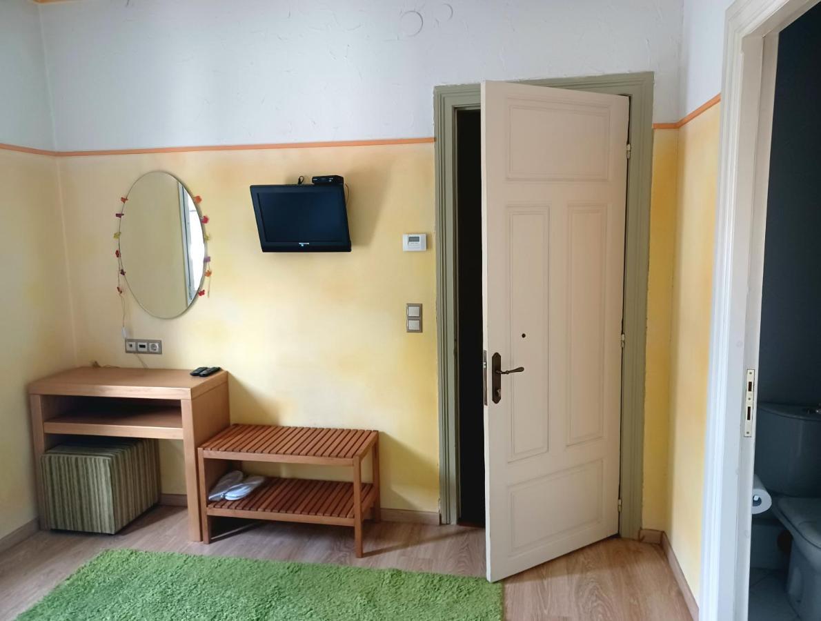 Room "Honeybee" In A Neoclassical House Kasztoriá Kültér fotó