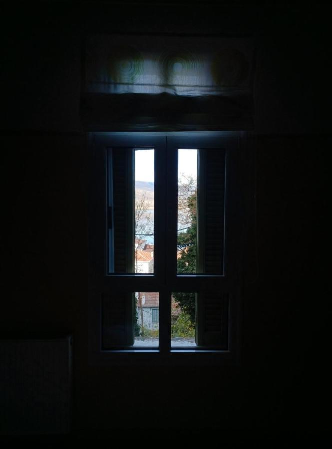 Room "Honeybee" In A Neoclassical House Kasztoriá Kültér fotó