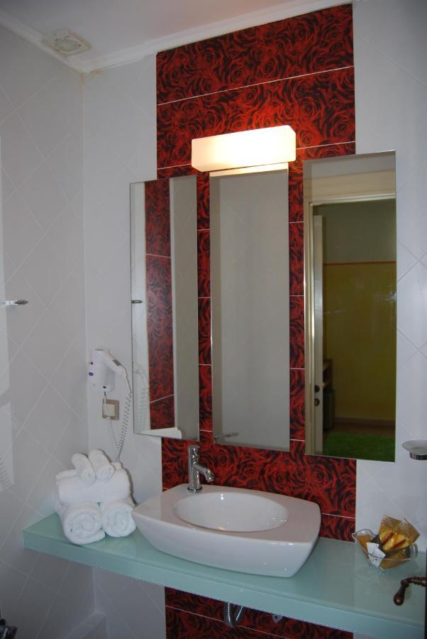 Room "Honeybee" In A Neoclassical House Kasztoriá Kültér fotó