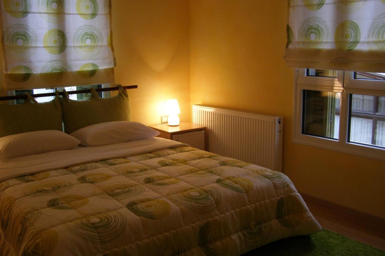 Room "Honeybee" In A Neoclassical House Kasztoriá Kültér fotó