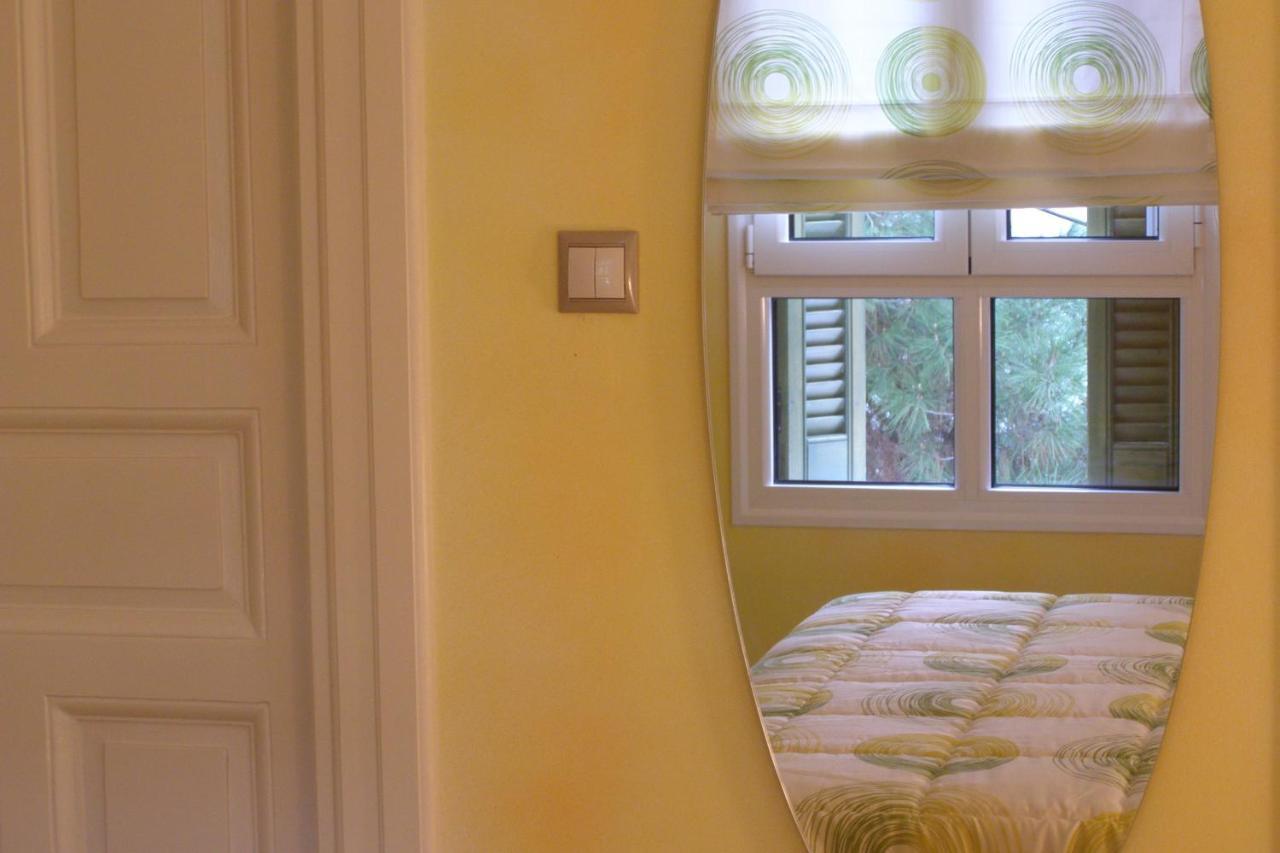 Room "Honeybee" In A Neoclassical House Kasztoriá Kültér fotó