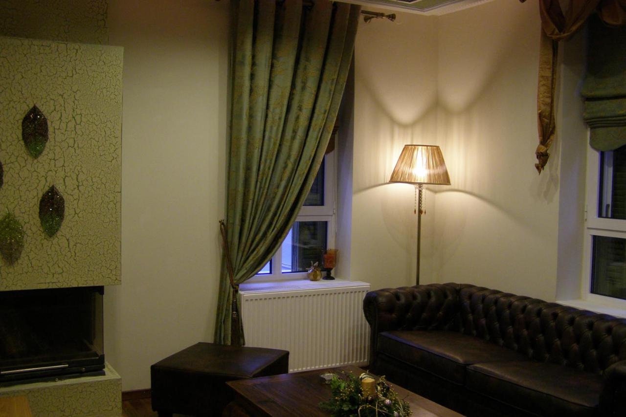 Room "Honeybee" In A Neoclassical House Kasztoriá Kültér fotó